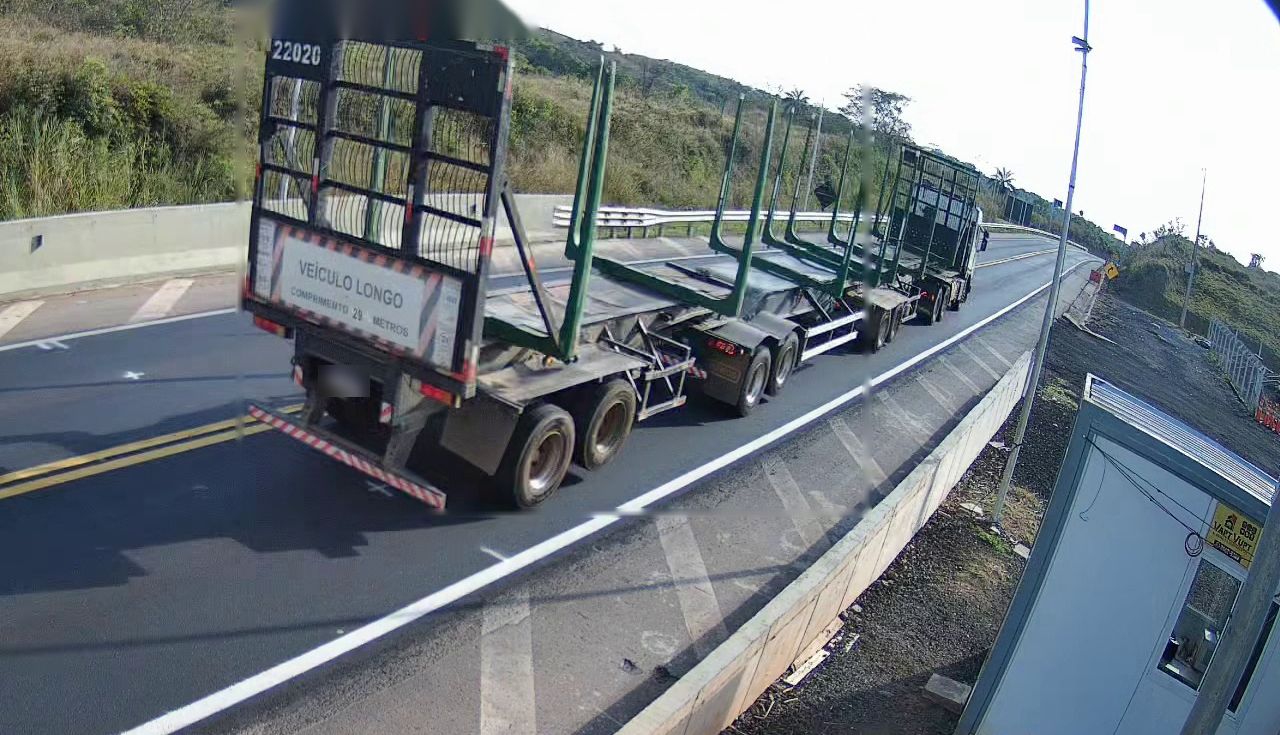 Caminhão longo passando pelo ponto de contagem