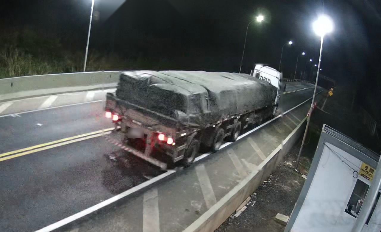 Caminhão em rodovia à noite